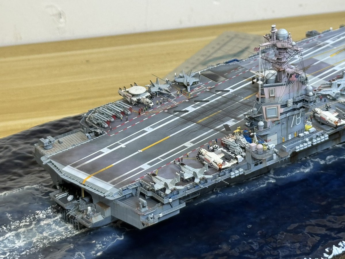 SHOKAKU_NANODAA's tweet photo. [1/700 CVN-78 USS Gerald R. Ford NOT WIP]

The final step in the carrier model build is to install the previously built aircraft, ground support vehicles, and ground crew figures onto the flight deck.

#scalemodel  #shipmodel #艦船模型 #scalemodelling #scalemodeling https://t.co/L48t8YcSmU