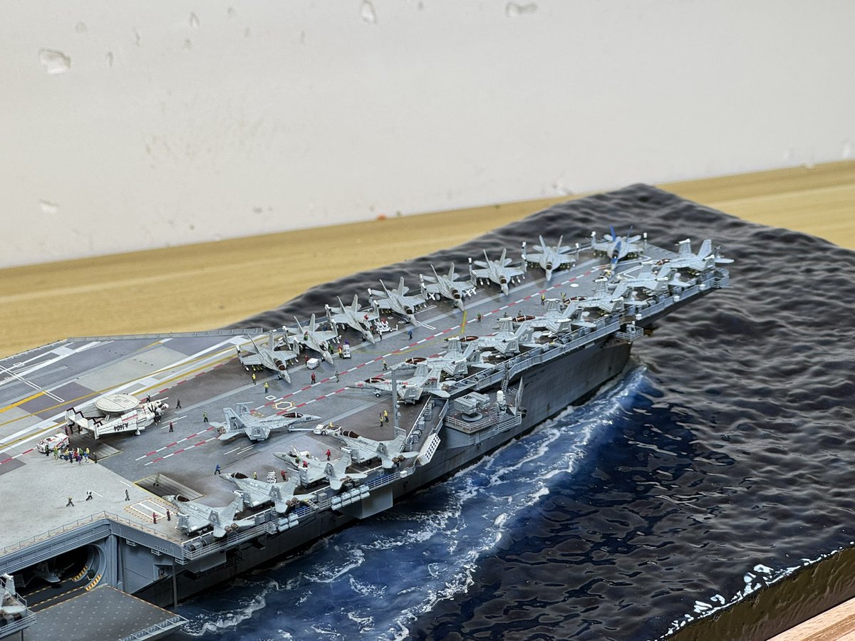 SHOKAKU_NANODAA's tweet photo. [1/700 CVN-78 USS Gerald R. Ford NOT WIP]

The final step in the carrier model build is to install the previously built aircraft, ground support vehicles, and ground crew figures onto the flight deck.

#scalemodel  #shipmodel #艦船模型 #scalemodelling #scalemodeling https://t.co/L48t8YcSmU
