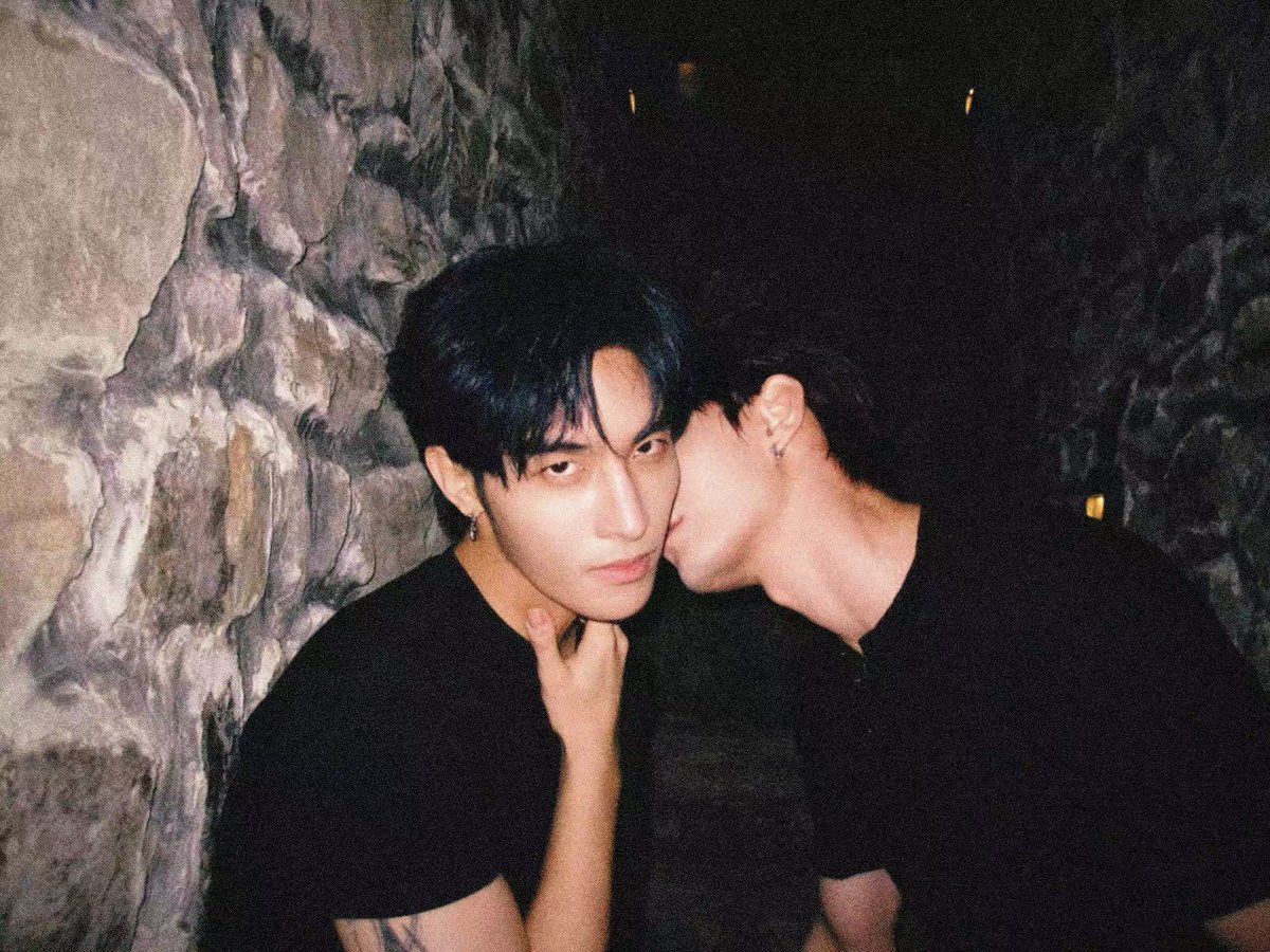 GazeViolet's tweet photo. I feel this happened on the same day I just can't prove it-
#XiZhao #HeChangXi #HeYanZhao #Xixi #Zhaozhao #HaWei #HeYanChao #SammysChildrensDay #BL https://t.co/U2spCN5u4b