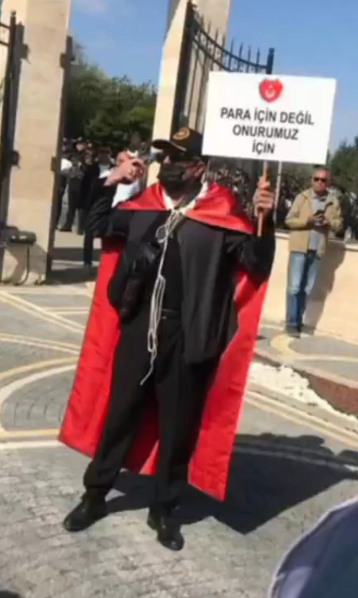 EYTLEVENTATACA1's tweet photo. Bir #Emekli daha göçtü hayattan.
Elinde bir pankart dilinde tek bir söz vardı:👇

PARA İÇİN DEĞİL ONURUMUZ İÇİN

Belki de son kez anlatmaya çalıştı derdini

Emekliler ölmeden önce duyulmalı.
Çünkü hiçbir hayat, geçim derdine ve çaresizliğe yenilmemeli

#ParaiçinDeğilOnurumuziçin https://t.co/w0qLNNs4sE