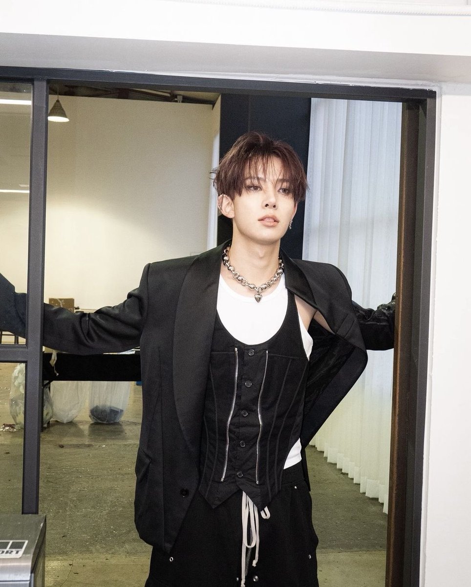 immaturevan's tweet photo. corset heeseung come back to me https://t.co/qQu8dA8E78