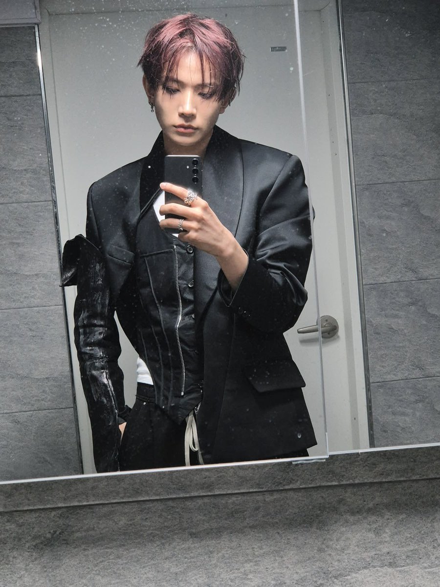 immaturevan's tweet photo. corset heeseung come back to me https://t.co/qQu8dA8E78