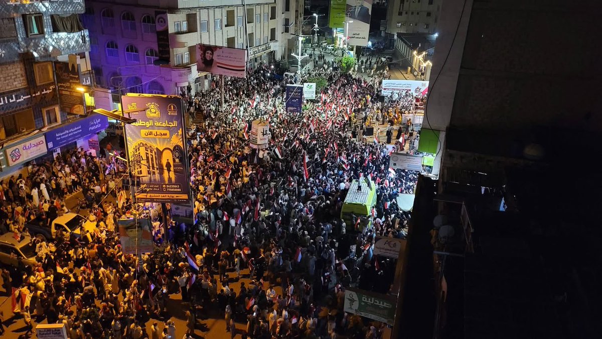 WafaAlwaleedi's tweet photo. تعز تحتفل 

شارع جمال الان تحتفل بذكري ثورة ٢٦ من سبتمبر المجيد 
كل عام وانتم والوطن بألف الف خير https://t.co/00tO6Ld9iV