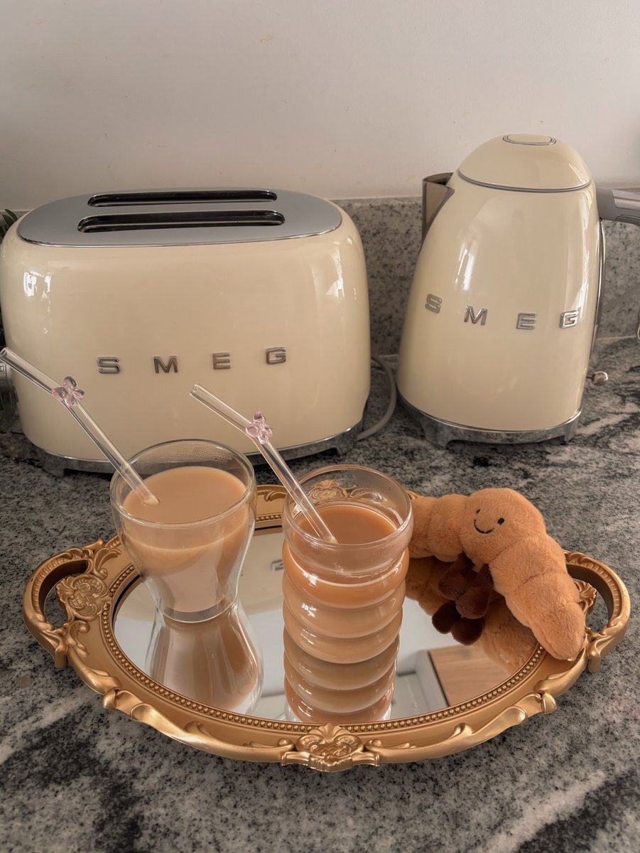JarvisKulling's tweet photo. Coffee

Cóż więcej dziś napisać, jak tylko zacytować klasykę: „Święta, święta i po świętach…”. Sobota była tak udana, że wybaczam dzisiejszą wichurę. Teraz czekam na więcej ciepła — albo chociaż mniej wiatru. Miłego wieczoru! https://t.co/MZ1fHU5xE7