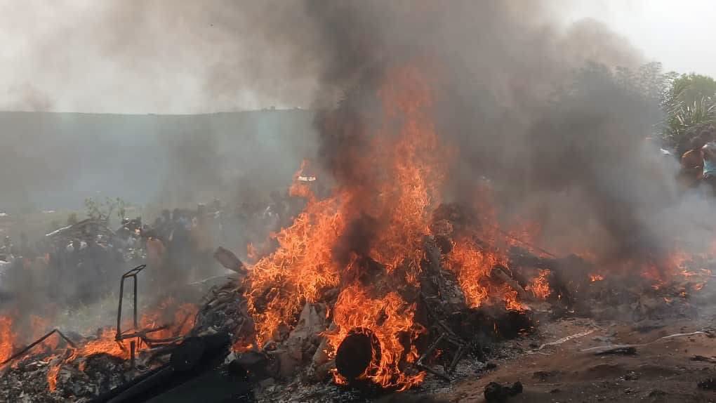aminata_kasa's tweet photo. L'avion, en provenance de Kikwit, s'est écrasé vendredi à Kenge alors qu'il tentait d'atterrir. Parmi les victimes figurent le Premier Président de la Haute Cour, l'Auditeur Général des FARDC et d'autres officiers supérieurs militaires venus d'une mission à Kikwit. L'option d'un attentat est possible, selon certains spécialistes de l'aviation. Rappelons que l'Auditeur Général des FARDC, LtGen LIKULIA BAKUMI Lucien René qui poursuivait les généraux et officiers des FARDC accusés de collision avec les ennemis dont la condamnation de Joseph Kabila. 
Aaah Mon General likulia je n’arrive pas 😭😭😭😭💔💔💔💔😭😭😭

           AMINATA OEIL DU CHEF