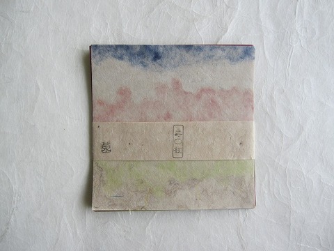 paperconsultant's tweet photo. 折り紙は、きっちり折れる紙がいい。そう思っていました。
でも手漉き和紙の折り紙は、色の境目がふわっとにじんで、一枚ずつ表情が違う。折り上がりに紙の景色が残ります。
出雲和紙の折り紙、20枚入り。最初に何を折りますか？
#出雲和紙 #折り紙 https://t.co/muqSswuWlA