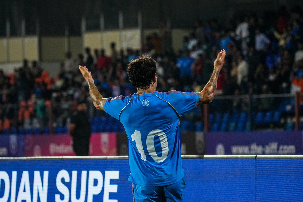 bengalurufc's tweet photo. 𝐇𝐞 𝐜𝐚𝐦𝐞. 𝐇𝐞 𝐬𝐚𝐰. 𝐇𝐞 𝐜𝐨𝐧𝐪𝐮𝐞𝐫𝐞𝐝. 𝐀𝐥𝐥 𝐨𝐯𝐞𝐫 𝐚𝐠𝐚𝐢𝐧 💙

A good day at home for Ryan 😁

#WeAreBFC #INDPAN https://t.co/IXQp5CGnyN