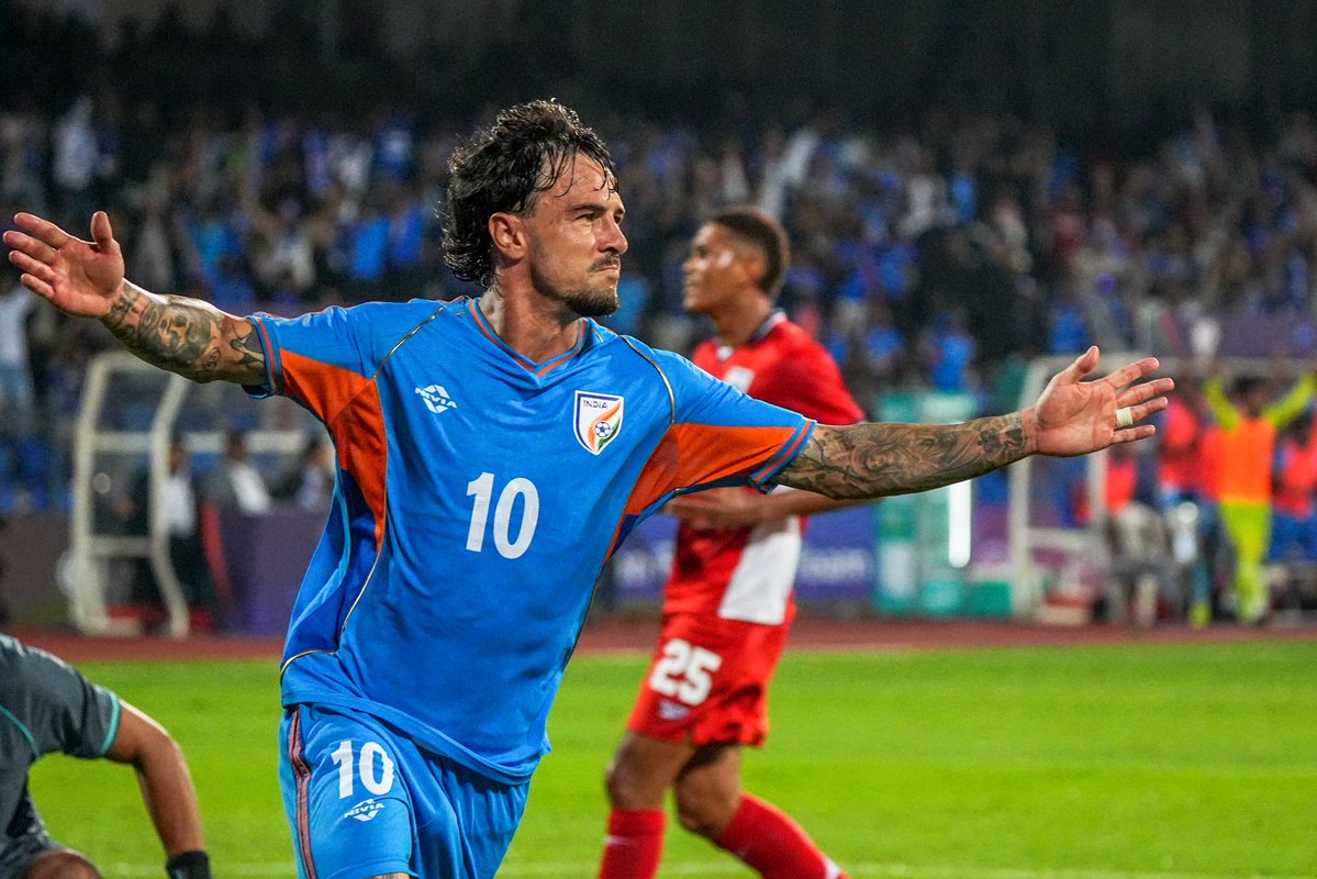 bengalurufc's tweet photo. 𝐇𝐞 𝐜𝐚𝐦𝐞. 𝐇𝐞 𝐬𝐚𝐰. 𝐇𝐞 𝐜𝐨𝐧𝐪𝐮𝐞𝐫𝐞𝐝. 𝐀𝐥𝐥 𝐨𝐯𝐞𝐫 𝐚𝐠𝐚𝐢𝐧 💙

A good day at home for Ryan 😁

#WeAreBFC #INDPAN https://t.co/IXQp5CGnyN