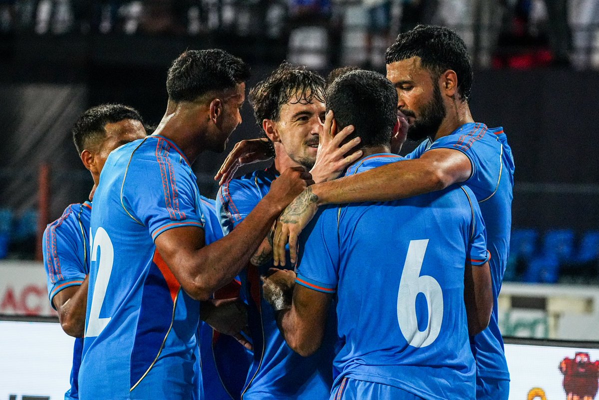 bengalurufc's tweet photo. 𝐇𝐞 𝐜𝐚𝐦𝐞. 𝐇𝐞 𝐬𝐚𝐰. 𝐇𝐞 𝐜𝐨𝐧𝐪𝐮𝐞𝐫𝐞𝐝. 𝐀𝐥𝐥 𝐨𝐯𝐞𝐫 𝐚𝐠𝐚𝐢𝐧 💙

A good day at home for Ryan 😁

#WeAreBFC #INDPAN https://t.co/IXQp5CGnyN