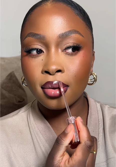 queenie4rmnola's tweet photo. Racists are so dumb. Why would I want thin lips? https://t.co/ebKGGIvZT0