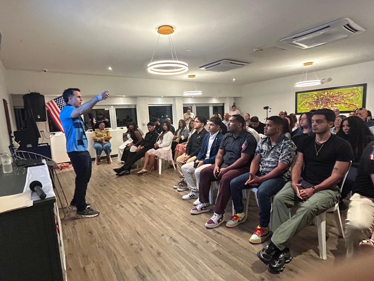 barricada_azul1's tweet photo. Los JOVENES se dieron cita anoche en #Canóvanas para un CONVERSATORIO con @ricardorossello sobre la solución que prefieren para el Status de Puerto Rico.

#Estadidad🇺🇲 es FUTURO
Con la @FuerzaDPueblo 

@delegates51 #Bayamon
@dharma #Luchadores https://t.co/ymFA7KVhBE