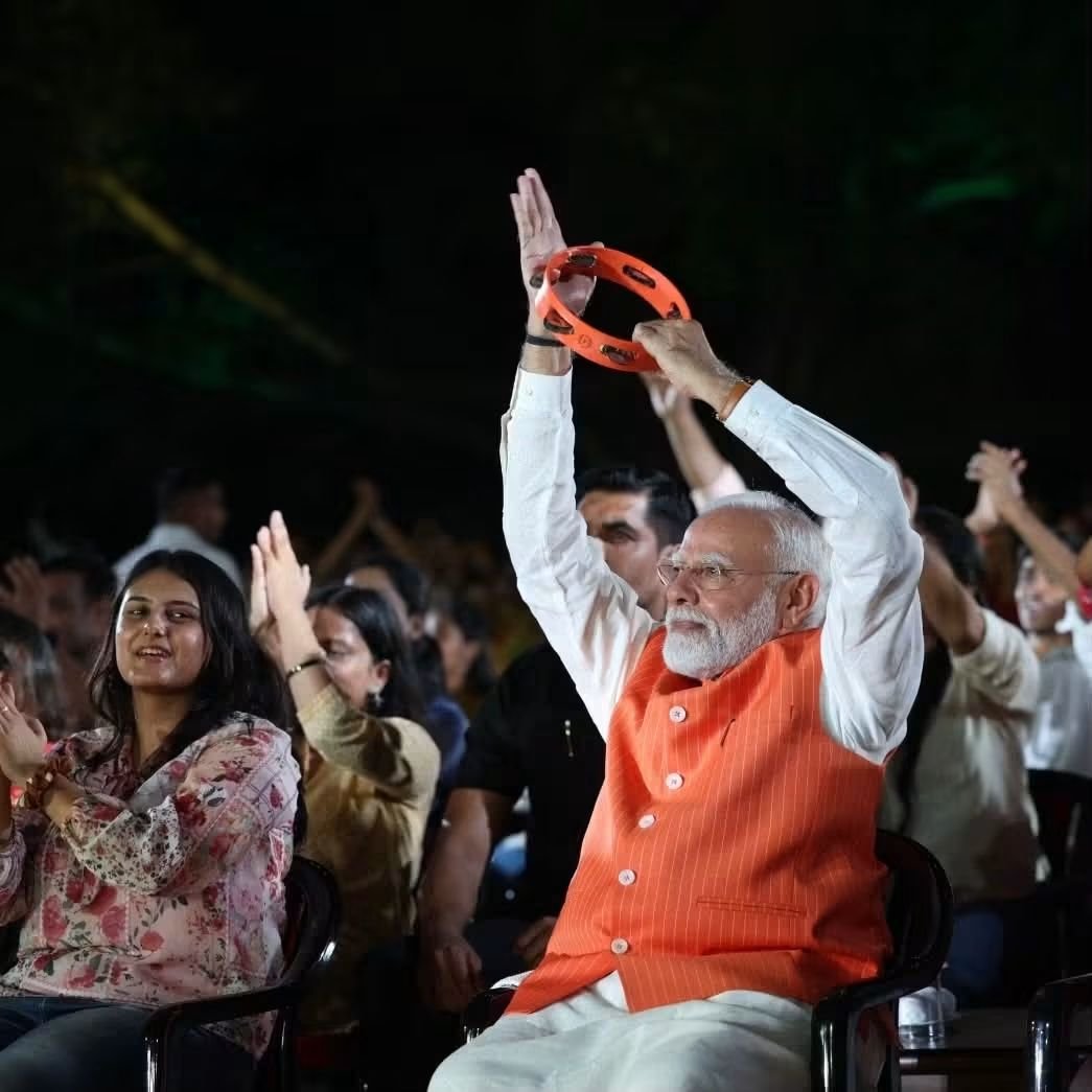shrutiikoshiyaa's tweet photo. 🥁✨ जहाँ भक्ति से मिलती है नई पीढ़ी की ऊर्जा!

प्रधानमंत्री श्री नरेंद्र मोदी जी ने नई दिल्ली के दीनदयाल उपाध्याय पार्क में आयोजित ‘भजन क्लबिंग’ कार्यक्रम में युवाओं के साथ सहभागिता की। यह कार्यक्रम महान विचारक एवं राष्ट्रसेवक पंडित दीनदयाल उपाध्याय जी की 110वीं जयंती के अवसर https://t.co/0gqzaXAbNH