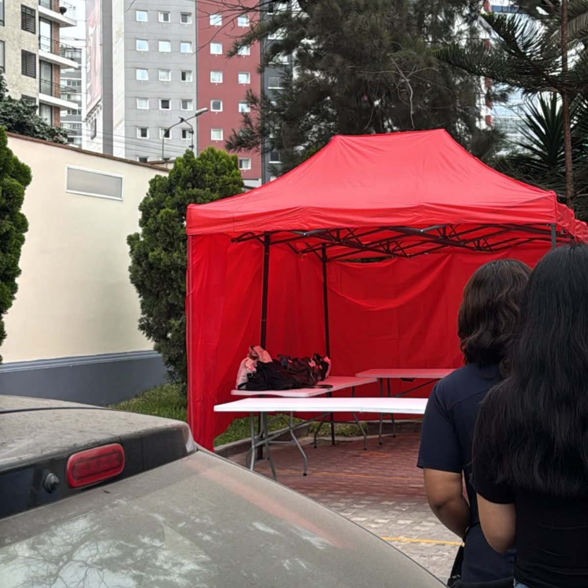 2seokmisbros's tweet photo. Te cobran 5 soles por dejar tu bolso en la carpa y 10 soles para que te den una bolsa. Esta gente te quiere meter la rata como sea https://t.co/QVa9aiSq9e