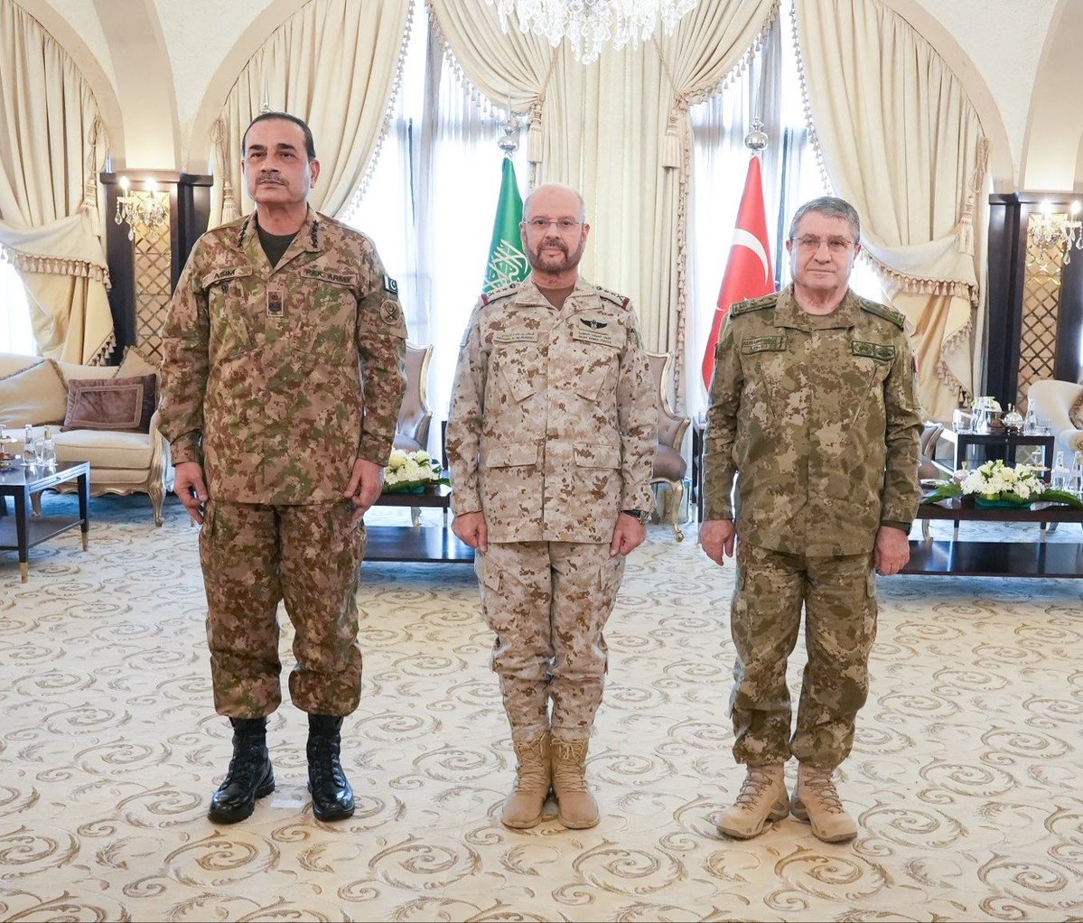 NewsXForge's tweet photo. 🚨 🇹🇷🇵🇰🇸🇦 JUST IN: Türkiye, Pakistan and Saudi Arabia are holding talks under the Mecca Defence Alliance.
The meeting brings together Turkish Chief of General Staff Gen. Selçuk Bayraktaroğlu, Pakistan’s Field Marshal Asim Munir and Saudi Chief of General Staff Gen. Fayyadh bin Hamed Al-Ruwaili.
The three countries are deepening defence cooperation under the recently established trilateral pact.
#JUSTIN #Türkiye #Pakistan #SaudiArabia #Geopolitics