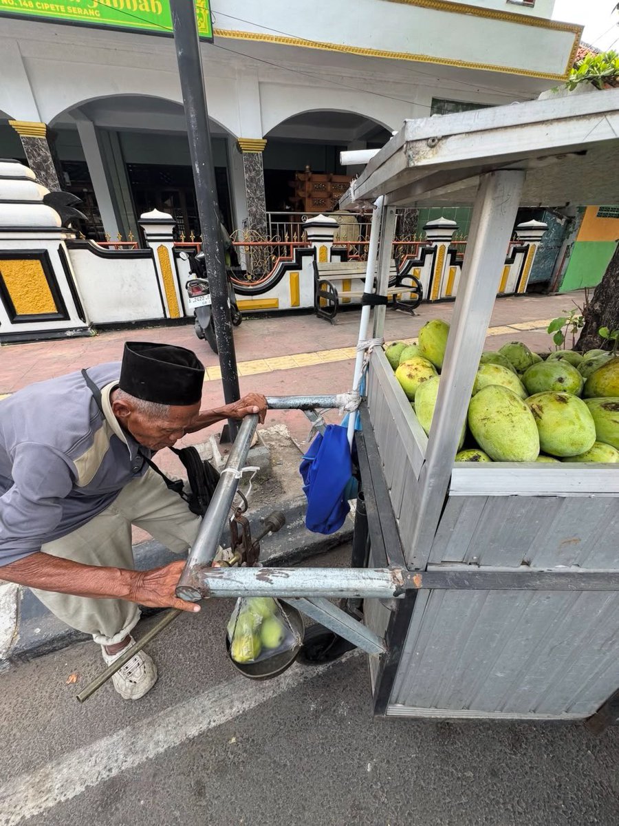 mamahmuda1_'s tweet photo. warga serang jgn lupa mampir beli buah bapaknya yaa di deretan fore serang, si bapak suka mangkal disitu tp klo gaada brti lg keliling💗 https://t.co/IZO0WqANEF