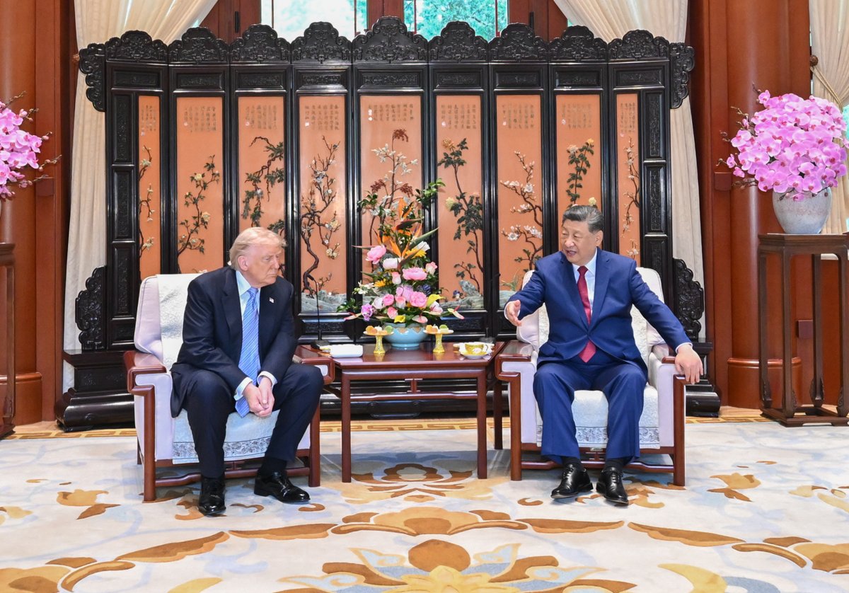 XHNews's tweet photo. Tea time between Xi and Trump:
Chinese President Xi Jinping and his wife, Peng Liyuan, had a chat over tea with U.S. President Donald Trump and his wife, Melania Trump, on Friday at the White House, during their visit to the United States.
Tea, a symbol of hospitality and respect in Chinese culture, offers more than a drink -- it creates a relaxed atmosphere for dialogue and a bridge for exchange.
In 2017, Xi hosted Trump with afternoon tea in the Palace Museum in Beijing. This May, the two leaders sat down again over tea for private talks at Zhongnanhai, the leadership compound in Beijing.
Rooted in China's rich tea tradition, chats over tea have emerged as a signature of Xi's diplomatic style. During his overseas visits, Xi has also been invited by foreign leaders for conversations over tea. #Xiplomacy