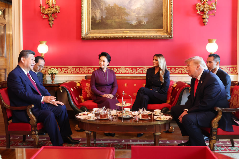 XHNews's tweet photo. Tea time between Xi and Trump:
Chinese President Xi Jinping and his wife, Peng Liyuan, had a chat over tea with U.S. President Donald Trump and his wife, Melania Trump, on Friday at the White House, during their visit to the United States.
Tea, a symbol of hospitality and respect in Chinese culture, offers more than a drink -- it creates a relaxed atmosphere for dialogue and a bridge for exchange.
In 2017, Xi hosted Trump with afternoon tea in the Palace Museum in Beijing. This May, the two leaders sat down again over tea for private talks at Zhongnanhai, the leadership compound in Beijing.
Rooted in China's rich tea tradition, chats over tea have emerged as a signature of Xi's diplomatic style. During his overseas visits, Xi has also been invited by foreign leaders for conversations over tea. #Xiplomacy