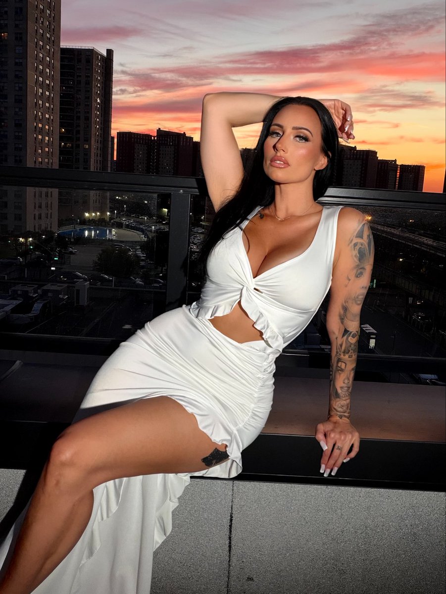 breakingbaddiex's tweet photo. Sunsets with you #brooklyn #brunette #goddess https://t.co/r0s3qeqDDg