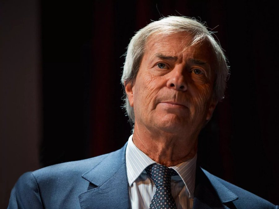 Forhalinton's tweet photo. 🇫🇷🚨 Le fisc efface 320 M€ de pénalités pour Vivendi, propriété de Bolloré. Une "erreur délibérée" lui a permis d'économiser 800 millions d'euros d'impôts. Aucune sanction. 
Pendant ce temps, on refuse de payer les arrêts maladie aux Français. Deux poids, deux mesures. Les riches fraudent, l'État pardonne. 
Les malades trinquent, l'État économise. Ce n'est pas de la justice, c'est de la protection des puissants. 
Vos problèmes ont une cause : les riches ne paient pas leur part. Et l'État les protège. Encore.
