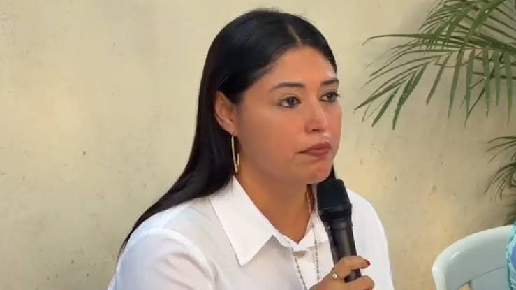 juanitabanana71's tweet photo. Que nos puede decir #EFRENJARQUINGONZALEZ referente a #REYNAALONSOCARRASCO directora del #DIF #JUCHITAN y esposa de #MIGUELSANCHEZALTAMIRANO #QUETU. Se menciona que se encuentra en la nómina de los @SSO_GobOax!! El @GobOax y @salomonj siempre estuvo enterado de la situación?? https://t.co/Kks7G0dTI5