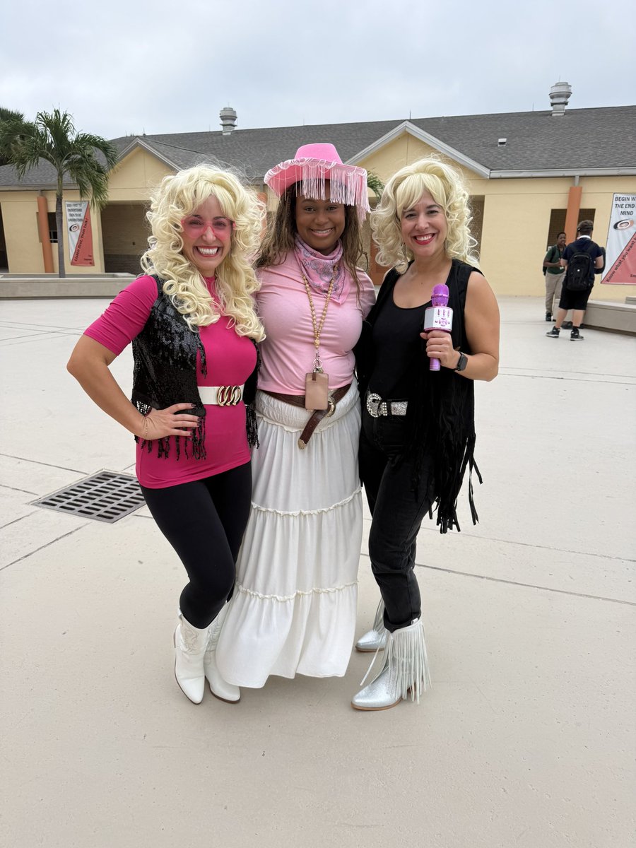 garcie11's tweet photo. In honor of an icon,  “Working 9-25” dress up day! #DollyParton @ScienceWithMoss https://t.co/GNZTYHo6rN