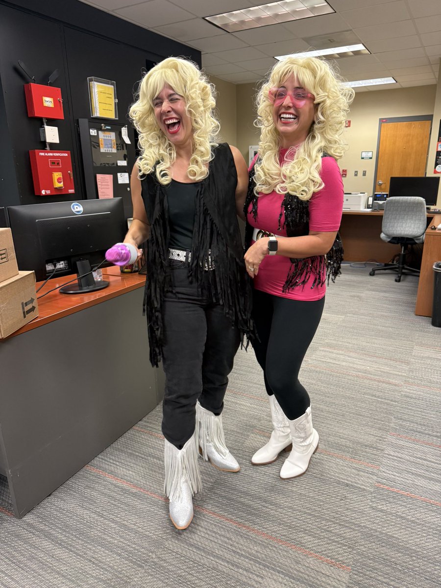 garcie11's tweet photo. In honor of an icon,  “Working 9-25” dress up day! #DollyParton @ScienceWithMoss https://t.co/GNZTYHo6rN