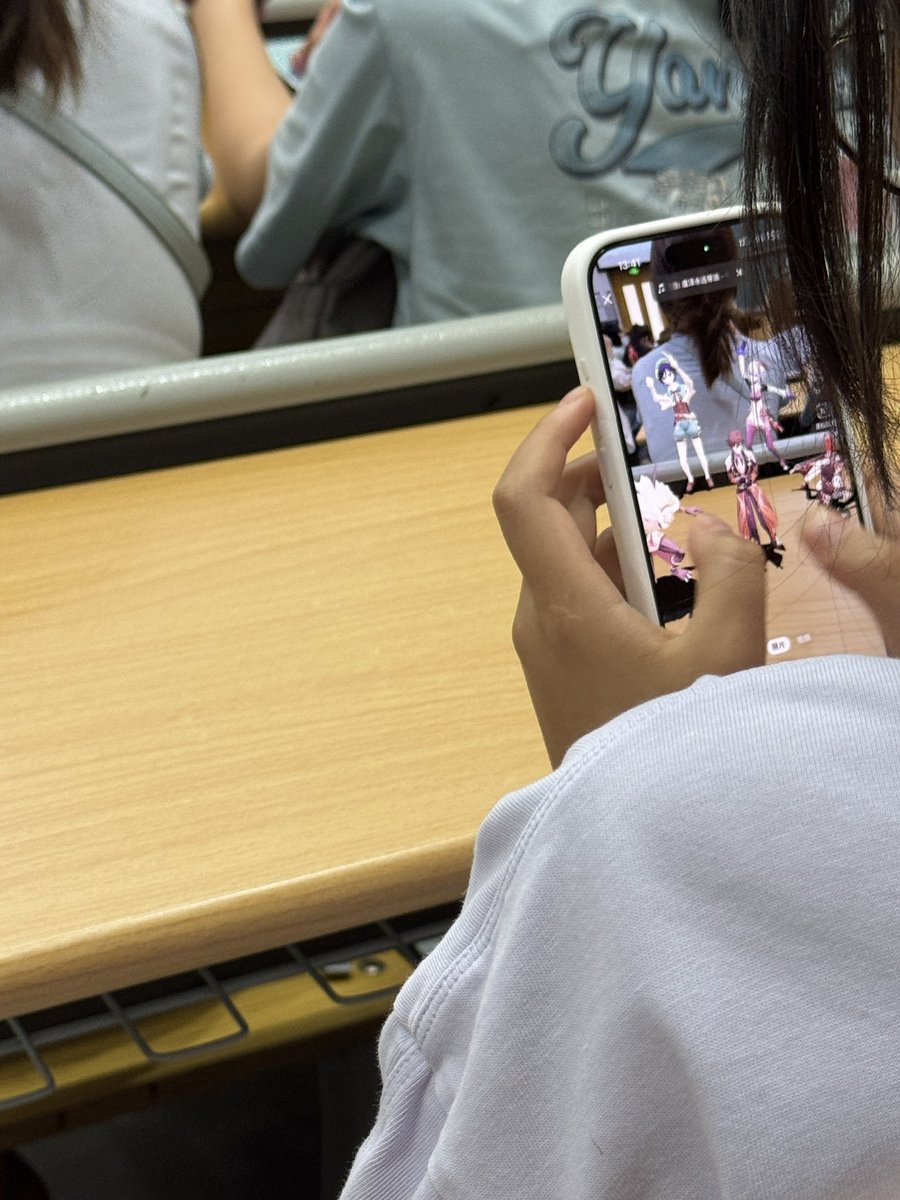 Saorsa2x's tweet photo. 你的大学同学belike https://t.co/mDsWKMWplN