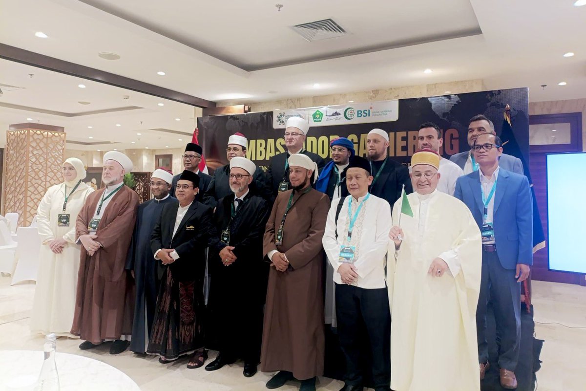 mosqueedeparis's tweet photo. Notre mufti Cheikh Djelloul Bouzidi participe à la Conférence internationale des Grands Imams (#IGIC) qui se tient à Jakarta et à Palembang, en Indonésie, jusqu’au 28 septembre 2026. Un événement qui rassemble d’importants savants musulmans pour renforcer leur coopération et accroître leurs capacités à répondre aux enjeux sociaux et religieux au niveau mondial.