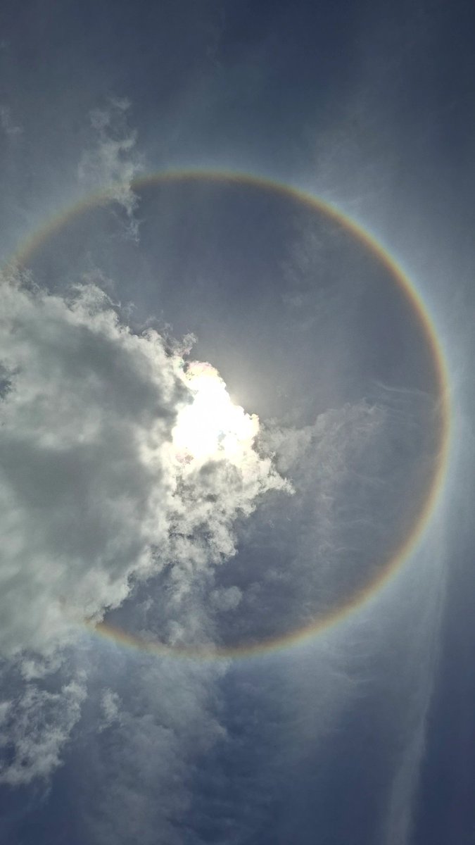 larizaki's tweet photo. simplesmente o sol de salvador hoje https://t.co/xstzro1uw2
