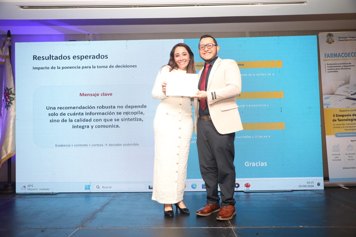 IGSS_gt's tweet photo. 👩🏼🏫🏛️🧬 #Simposio | No basta con que una tecnología sea segura y eficaz; también debe responder al contexto institucional para respaldar decisiones objetivas y transparentes, destacó la Dra. Maxim Biegansky, médico especialista del Departamento de Farmacoterapia del #IGSS.👩🏼💼💬
#UnIGSSMásCercaDeTi #CapacitaciónIGSS