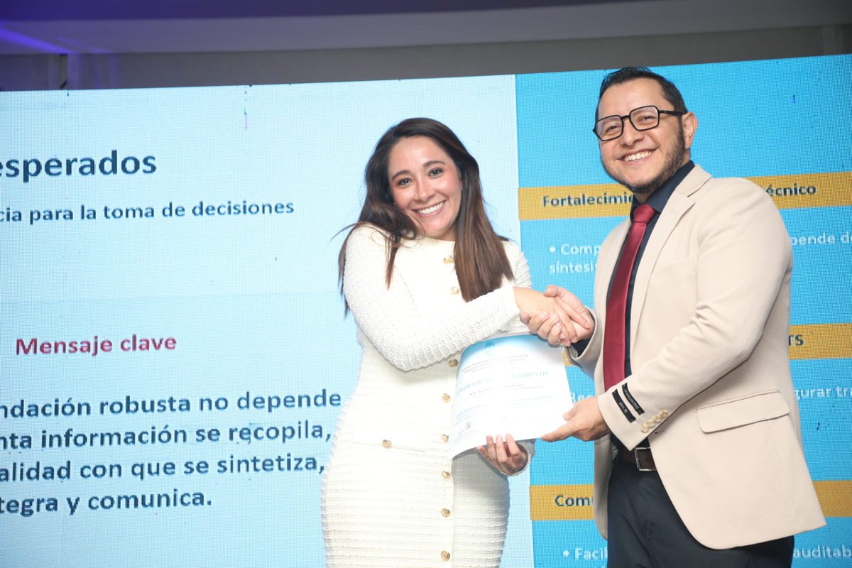 IGSS_gt's tweet photo. 👩🏼🏫🏛️🧬 #Simposio | No basta con que una tecnología sea segura y eficaz; también debe responder al contexto institucional para respaldar decisiones objetivas y transparentes, destacó la Dra. Maxim Biegansky, médico especialista del Departamento de Farmacoterapia del #IGSS.👩🏼💼💬
#UnIGSSMásCercaDeTi #CapacitaciónIGSS