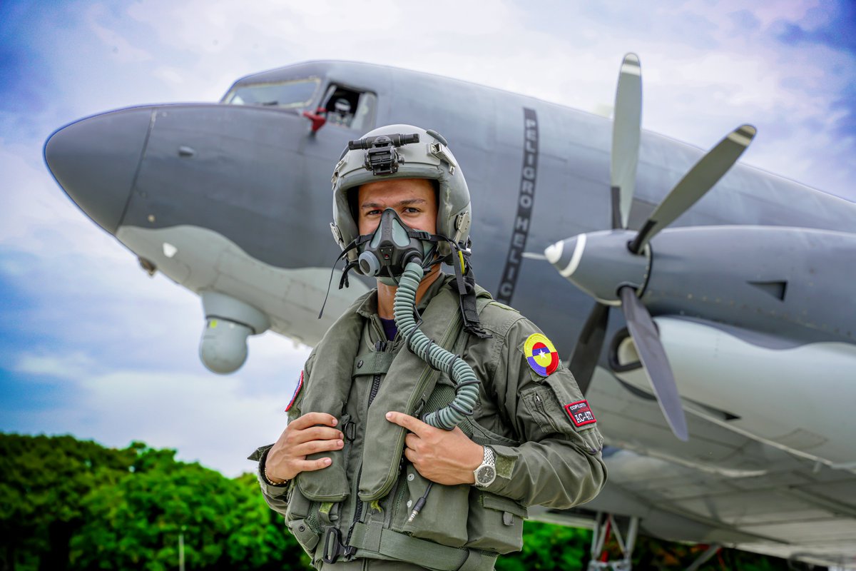 FuerzaAereaCol's tweet photo. #FotoDelDía | Tras su casco y máscara de vuelo hay preparación, experiencia y compromiso. Desde la cabina del AC-47T Fantasma, los pilotos de la @FuerzaAereaCol protegen los cielos con precisión y dedicación.

#ProtegemosLaVida
#CACOM1 https://t.co/DA3fjOF7xP