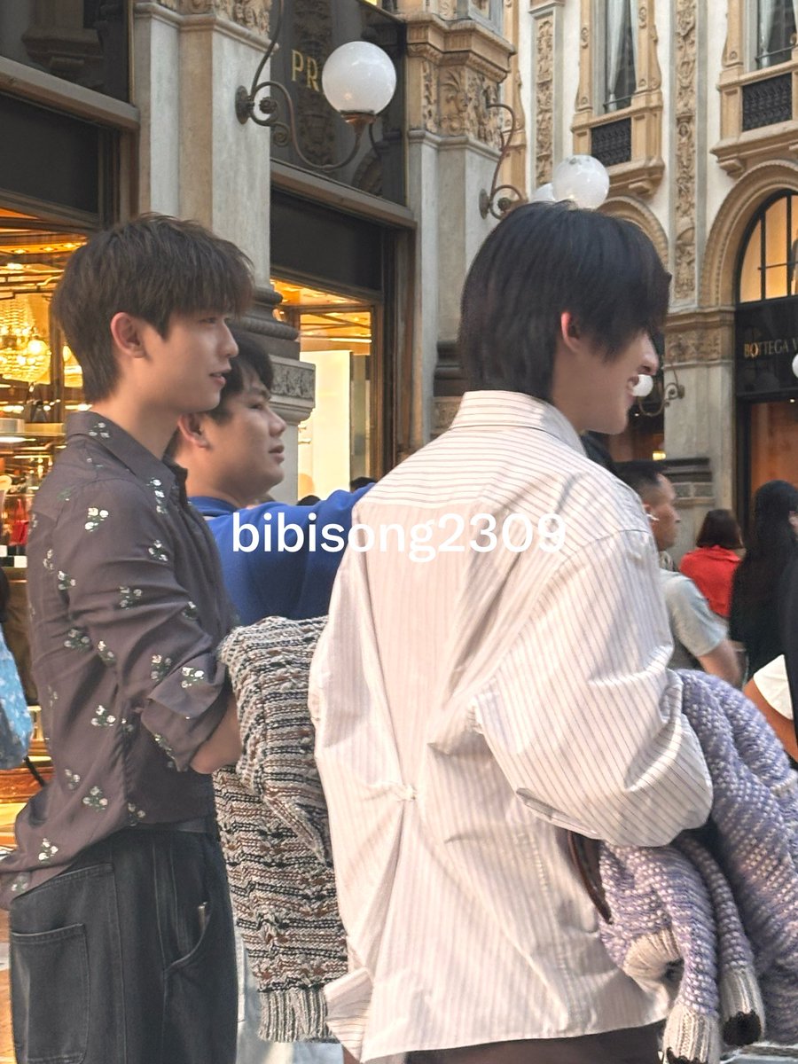 Bibisong2309's tweet photo. Ahhhh me encontré con el thomaskong en plena galería en el centro de Milán 

Son re hermosos 

#thomaskong #bl #thailand #milanfashionweek https://t.co/labrXo5op9