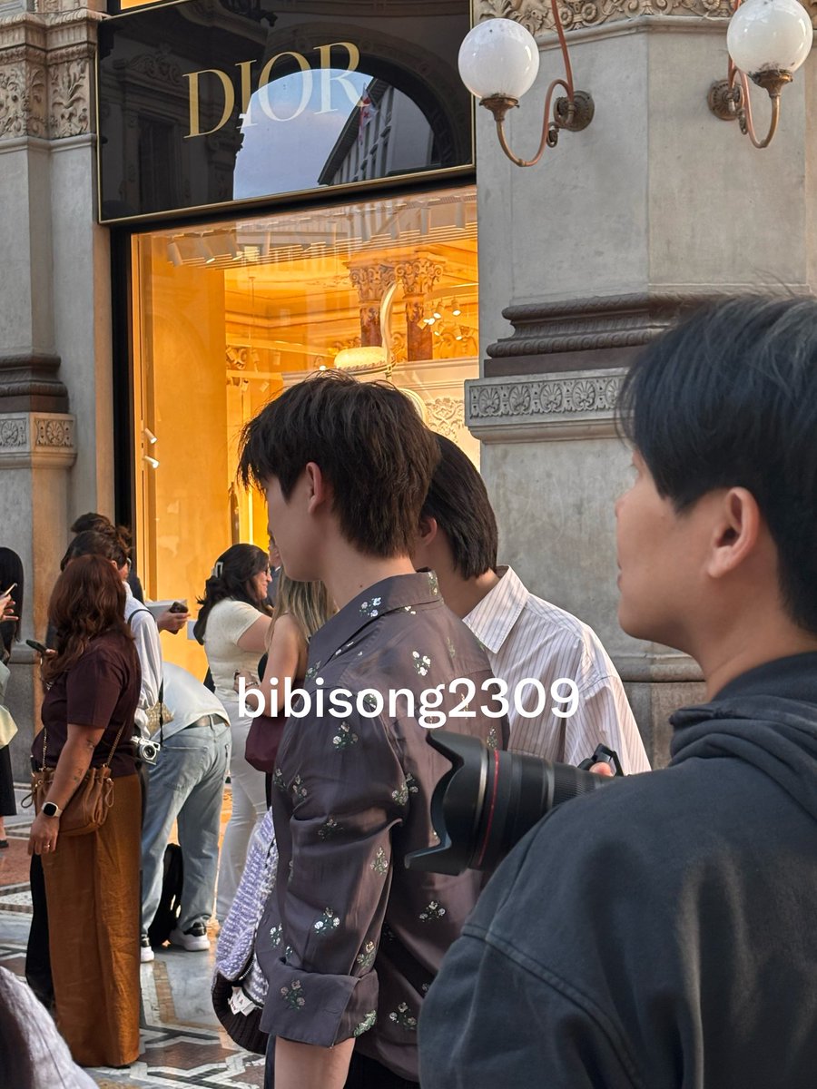 Bibisong2309's tweet photo. Ahhhh me encontré con el thomaskong en plena galería en el centro de Milán 

Son re hermosos 

#thomaskong #bl #thailand #milanfashionweek https://t.co/labrXo5op9