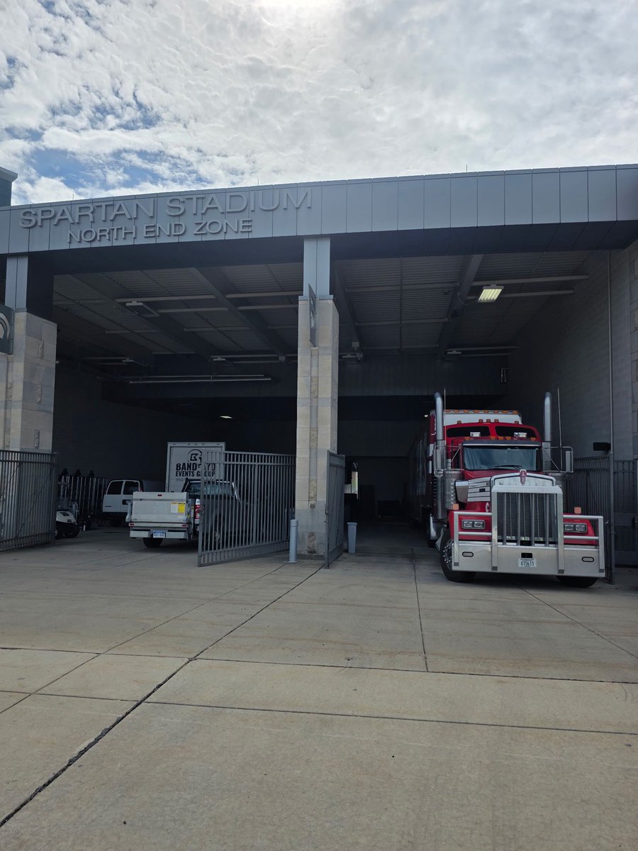 ashleyrenae612's tweet photo. 📍 Spartan Stadium • East Lansing, MI

I was kidding about a nap! They’re already at the stadium. Time to unload!
@Selden_Trucking @NUequipment https://t.co/ggAznHRpcp