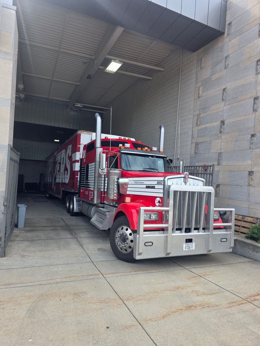 ashleyrenae612's tweet photo. 📍 Spartan Stadium • East Lansing, MI

I was kidding about a nap! They’re already at the stadium. Time to unload!
@Selden_Trucking @NUequipment https://t.co/ggAznHRpcp