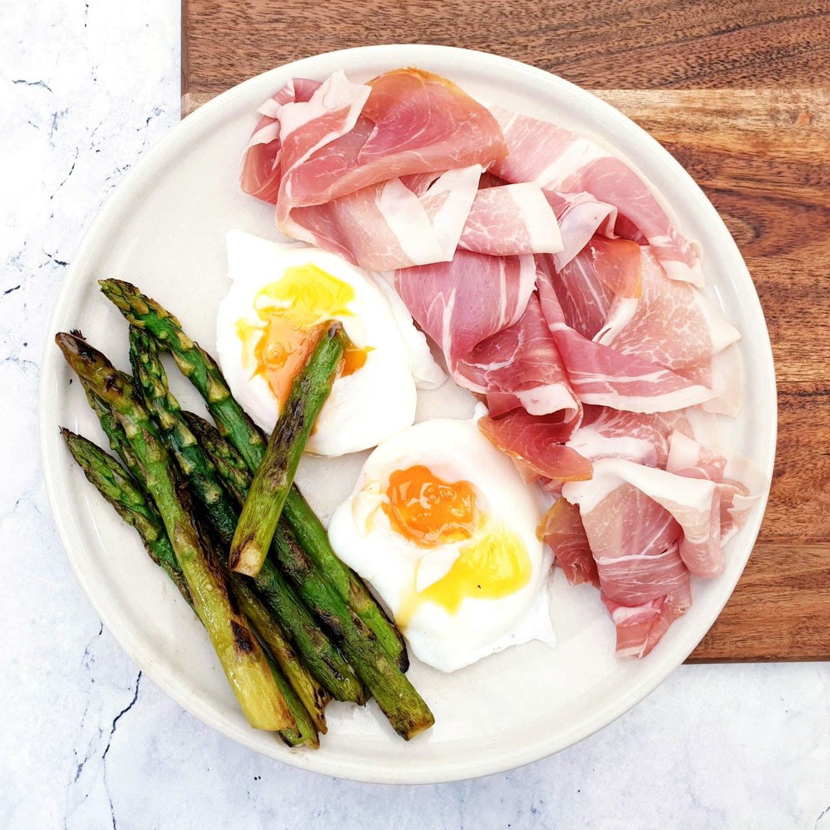 NorinePichoff's tweet photo. Asparagus with poached eggs and prosciutto: a simple 10-minute meal. Fry asparagus in butter, poach two eggs, and serve with prosciutto for an easy lunch or delicious brunch. https://t.co/Z3NqUBv67U