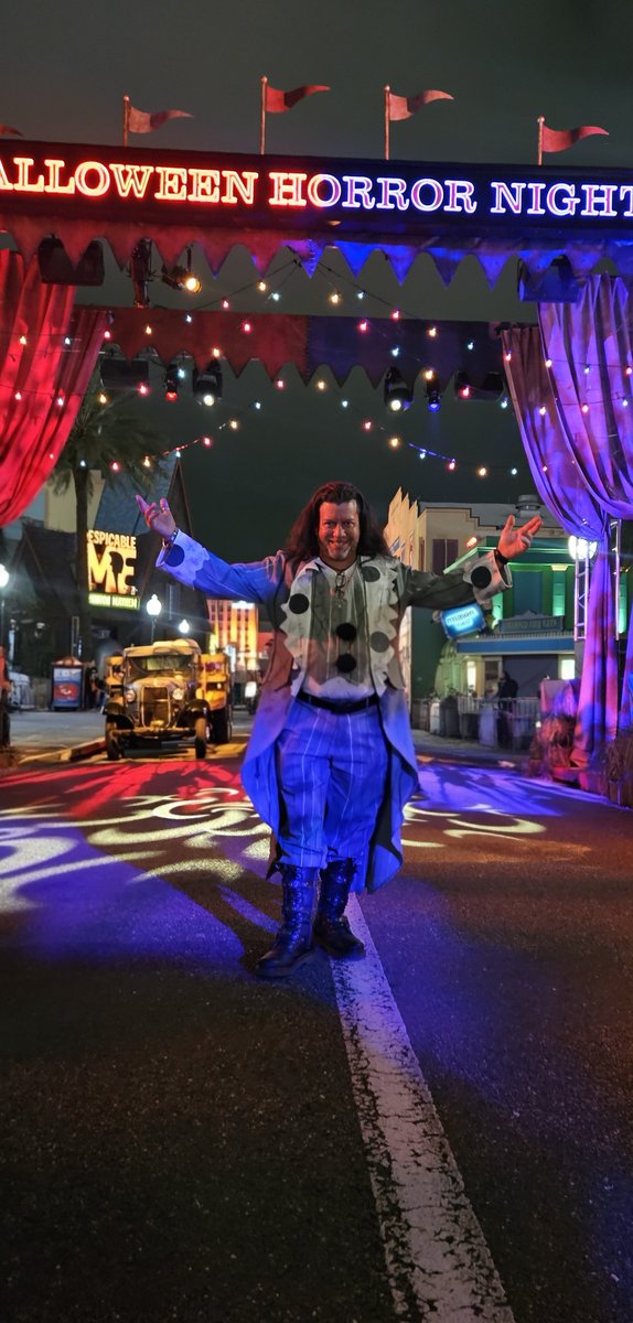 MonstrumDivina's tweet photo. My Dad WORKED hard to create this Black &amp; White, hand drawn comic style, Jack Inspired outfit to wear to HHN. It was a hit! TMs and guests loved it and alot of extra love and interactions from scareactors! Thank you scareactors! 🫶🥹 #HHN35 #horrordad #universalorlando https://t.co/Ns0kaVofUn