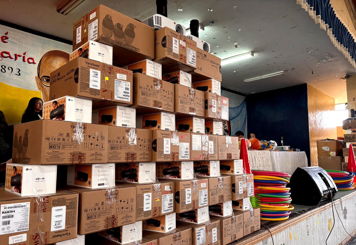 EducacionZ3_Ec's tweet photo. 💻🏀 El Gobierno Nacional fortalece la educación y el desarrollo integral de nuestros docentes y estudiantes con la entrega de kits de equipamiento tecnológico e implementos deportivos a las unidades educativas del cantón Guamote. https://t.co/yUVZdYQ2t6