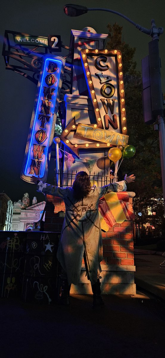 MonstrumDivina's tweet photo. My Dad WORKED hard to create this Black &amp; White, hand drawn comic style, Jack Inspired outfit to wear to HHN. It was a hit! TMs and guests loved it and alot of extra love and interactions from scareactors! Thank you scareactors! 🫶🥹 #HHN35 #horrordad #universalorlando https://t.co/Ns0kaVofUn