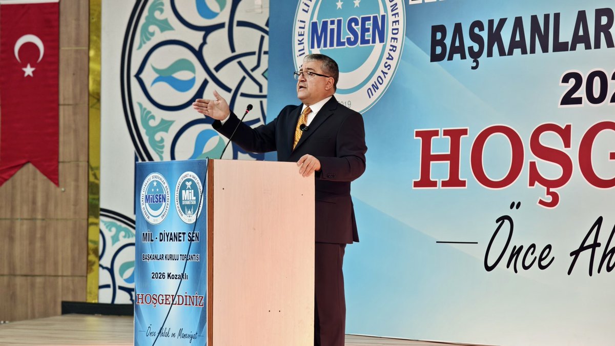 celaleddin_gul's tweet photo. GENEL BAŞKAN CELALEDDİN GÜL: “ARTIK ALTERNATİF VAR, ŞİMDİ SIRA YETKİDE”

22-23-24 Eylül 2026 tarihlerinde Nevşehir’in Kozaklı ilçesinde gerçekleştirilen Mil-Diyanet Sen Başkanlar Kurulu toplantısında teşkilat mensuplarına hitap eden Genel Başkan Celaleddin Gül, sendikamızın bugüne kadar ortaya koyduğu mücadeleyi, Diyanet çalışanlarına yönelik çalışmalarını ve önümüzdeki döneme ilişkin hedeflerini değerlendirdi.

📌 SAHADA OLAN, PERSONELİN SESİ OLAN SENDİKACILIK
Konuşmasında sendikacılığın yalnızca üye sayısından ibaret olmadığını vurgulayan Genel Başkan Gül; personelin sorunlarını yerinde dinleyen, talepleri tespit ederek Diyanet İşleri Başkanlığına taşıyan ve sonuç alıncaya kadar takip eden bir anlayış ortaya koyduklarını ifade etti. Personel haklarından MBSTS mağduriyetlerine, nakil ve atama süreçlerinden ek gösterge taleplerine, vekil personelin sorunlarından Diyanet Akademisi çalışanlarının meselelerine kadar farklı unvan ve görev gruplarının taleplerinin gündeme taşındığını belirtti.

🛡️ DİYANET ÇALIŞANININ ONURU, DİYANET’İN İTİBARI
Gül, din görevlilerinin hakaret, tehdit, mobbing ve fiziki saldırılar karşısında yalnız bırakılmaması gerektiğine dikkat çekerek, Mil-Diyanet Sen’in bu tür durumlarda hukuki ve idari süreçlerin takipçisi olduğunu vurguladı. Diyanet İşleri Başkanlığının kurumsal itibarının korunması, din hizmetlerinin sağlıklı şekilde yürütülmesi ve din görevlilerinin görevlerini herhangi bir baskı altında kalmadan yerine getirebilmesi için yürütülen çalışmaların önemine değindi.

❤️ “ÖNCE AHLAK VE MANEVİYAT”: SADECE SENDİKACILIK DEĞİL, TOPLUMSAL SORUMLULUK
Konuşmanın önemli başlıklarından biri de Mil-Diyanet Sen’in “Önce Ahlak ve Maneviyat” anlayışı oldu. Aile, gençlik, çocukların korunması ve toplumun manevi geleceğine ilişkin meselelerin yalnızca kurumların değil, sivil toplum kuruluşlarının da sorumluluk alanında bulunduğunu belirten Gül; sendikanın bu alanda ortaya koyduğu projeleri, kamuoyu çalışmalarını ve çözüm önerilerini değerlendirdi. “Manevi ve Ahlaki Kalkınma Yasası”, okullarda ahlak ve maneviyat eğitimine yönelik öneriler ve toplumsal değerlerin korunmasına ilişkin çalışmaların, sendikanın yalnızca sorunları dile getiren değil, çözüm önerileri ortaya koyan bir anlayış taşıdığını ifade etti.

🎯 YENİ DÖNEM HEDEFİ: ÜÇÜNCÜLÜKTEN YETKİYE
Genel Başkan Gül, konuşmasının son bölümünde ise doğrudan teşkilata yönelik hedef ve beklentilerini sıralayarak, 2026 yılında Diyanet teşkilatının üçüncü büyük sendikası olma konumunu muhafaza eden Mil-Diyanet Sen’in bundan sonraki hedefinin teşkilat yapısını daha da güçlendirmek ve yetki hedefine yürümek olduğunu belirtti. Bu hedefin gerçekleşmesinde il ve ilçe başkanlarının sahadaki çalışmalarının belirleyici olduğunu vurgulayan Gül; her ilde personelle daha güçlü iletişim kurulması, sorunların yerinde tespit edilmesi, düzenli saha faaliyetleri yürütülmesi ve sendikanın çözüm üreten yönünün daha görünür hale getirilmesi çağrısında bulundu.

“Artık Alternatif Var” diyerek çıktığımız yolda, şimdi hedefimiz daha güçlü teşkilat, daha güçlü temsil ve daha güçlü sendikacılıktır.

🤝 Birlikte büyüyor, birlikte güçleniyor, birlikte yetkiye yürüyoruz.

Mil-Diyanet Sen
Genel Merkezi
#diyanet