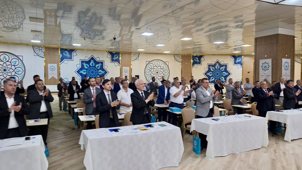 celaleddin_gul's tweet photo. GENEL BAŞKAN CELALEDDİN GÜL: “ARTIK ALTERNATİF VAR, ŞİMDİ SIRA YETKİDE”

22-23-24 Eylül 2026 tarihlerinde Nevşehir’in Kozaklı ilçesinde gerçekleştirilen Mil-Diyanet Sen Başkanlar Kurulu toplantısında teşkilat mensuplarına hitap eden Genel Başkan Celaleddin Gül, sendikamızın bugüne kadar ortaya koyduğu mücadeleyi, Diyanet çalışanlarına yönelik çalışmalarını ve önümüzdeki döneme ilişkin hedeflerini değerlendirdi.

📌 SAHADA OLAN, PERSONELİN SESİ OLAN SENDİKACILIK
Konuşmasında sendikacılığın yalnızca üye sayısından ibaret olmadığını vurgulayan Genel Başkan Gül; personelin sorunlarını yerinde dinleyen, talepleri tespit ederek Diyanet İşleri Başkanlığına taşıyan ve sonuç alıncaya kadar takip eden bir anlayış ortaya koyduklarını ifade etti. Personel haklarından MBSTS mağduriyetlerine, nakil ve atama süreçlerinden ek gösterge taleplerine, vekil personelin sorunlarından Diyanet Akademisi çalışanlarının meselelerine kadar farklı unvan ve görev gruplarının taleplerinin gündeme taşındığını belirtti.

🛡️ DİYANET ÇALIŞANININ ONURU, DİYANET’İN İTİBARI
Gül, din görevlilerinin hakaret, tehdit, mobbing ve fiziki saldırılar karşısında yalnız bırakılmaması gerektiğine dikkat çekerek, Mil-Diyanet Sen’in bu tür durumlarda hukuki ve idari süreçlerin takipçisi olduğunu vurguladı. Diyanet İşleri Başkanlığının kurumsal itibarının korunması, din hizmetlerinin sağlıklı şekilde yürütülmesi ve din görevlilerinin görevlerini herhangi bir baskı altında kalmadan yerine getirebilmesi için yürütülen çalışmaların önemine değindi.

❤️ “ÖNCE AHLAK VE MANEVİYAT”: SADECE SENDİKACILIK DEĞİL, TOPLUMSAL SORUMLULUK
Konuşmanın önemli başlıklarından biri de Mil-Diyanet Sen’in “Önce Ahlak ve Maneviyat” anlayışı oldu. Aile, gençlik, çocukların korunması ve toplumun manevi geleceğine ilişkin meselelerin yalnızca kurumların değil, sivil toplum kuruluşlarının da sorumluluk alanında bulunduğunu belirten Gül; sendikanın bu alanda ortaya koyduğu projeleri, kamuoyu çalışmalarını ve çözüm önerilerini değerlendirdi. “Manevi ve Ahlaki Kalkınma Yasası”, okullarda ahlak ve maneviyat eğitimine yönelik öneriler ve toplumsal değerlerin korunmasına ilişkin çalışmaların, sendikanın yalnızca sorunları dile getiren değil, çözüm önerileri ortaya koyan bir anlayış taşıdığını ifade etti.

🎯 YENİ DÖNEM HEDEFİ: ÜÇÜNCÜLÜKTEN YETKİYE
Genel Başkan Gül, konuşmasının son bölümünde ise doğrudan teşkilata yönelik hedef ve beklentilerini sıralayarak, 2026 yılında Diyanet teşkilatının üçüncü büyük sendikası olma konumunu muhafaza eden Mil-Diyanet Sen’in bundan sonraki hedefinin teşkilat yapısını daha da güçlendirmek ve yetki hedefine yürümek olduğunu belirtti. Bu hedefin gerçekleşmesinde il ve ilçe başkanlarının sahadaki çalışmalarının belirleyici olduğunu vurgulayan Gül; her ilde personelle daha güçlü iletişim kurulması, sorunların yerinde tespit edilmesi, düzenli saha faaliyetleri yürütülmesi ve sendikanın çözüm üreten yönünün daha görünür hale getirilmesi çağrısında bulundu.

“Artık Alternatif Var” diyerek çıktığımız yolda, şimdi hedefimiz daha güçlü teşkilat, daha güçlü temsil ve daha güçlü sendikacılıktır.

🤝 Birlikte büyüyor, birlikte güçleniyor, birlikte yetkiye yürüyoruz.

Mil-Diyanet Sen
Genel Merkezi
#diyanet