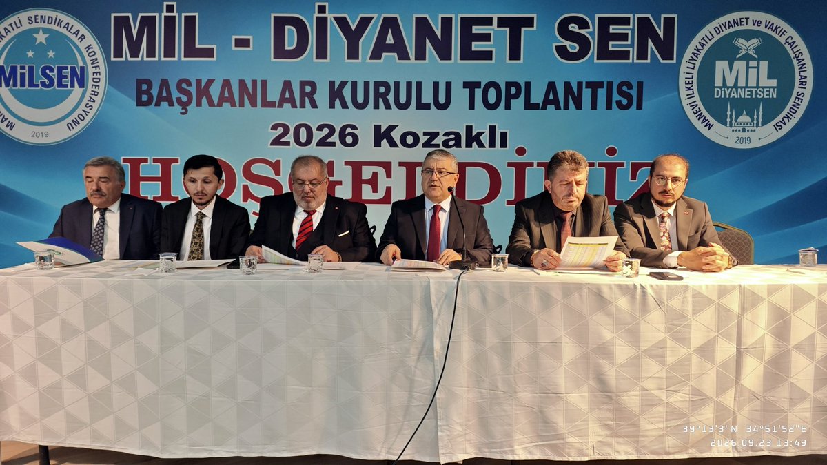 celaleddin_gul's tweet photo. GENEL BAŞKAN CELALEDDİN GÜL: “ARTIK ALTERNATİF VAR, ŞİMDİ SIRA YETKİDE”

22-23-24 Eylül 2026 tarihlerinde Nevşehir’in Kozaklı ilçesinde gerçekleştirilen Mil-Diyanet Sen Başkanlar Kurulu toplantısında teşkilat mensuplarına hitap eden Genel Başkan Celaleddin Gül, sendikamızın bugüne kadar ortaya koyduğu mücadeleyi, Diyanet çalışanlarına yönelik çalışmalarını ve önümüzdeki döneme ilişkin hedeflerini değerlendirdi.

📌 SAHADA OLAN, PERSONELİN SESİ OLAN SENDİKACILIK
Konuşmasında sendikacılığın yalnızca üye sayısından ibaret olmadığını vurgulayan Genel Başkan Gül; personelin sorunlarını yerinde dinleyen, talepleri tespit ederek Diyanet İşleri Başkanlığına taşıyan ve sonuç alıncaya kadar takip eden bir anlayış ortaya koyduklarını ifade etti. Personel haklarından MBSTS mağduriyetlerine, nakil ve atama süreçlerinden ek gösterge taleplerine, vekil personelin sorunlarından Diyanet Akademisi çalışanlarının meselelerine kadar farklı unvan ve görev gruplarının taleplerinin gündeme taşındığını belirtti.

🛡️ DİYANET ÇALIŞANININ ONURU, DİYANET’İN İTİBARI
Gül, din görevlilerinin hakaret, tehdit, mobbing ve fiziki saldırılar karşısında yalnız bırakılmaması gerektiğine dikkat çekerek, Mil-Diyanet Sen’in bu tür durumlarda hukuki ve idari süreçlerin takipçisi olduğunu vurguladı. Diyanet İşleri Başkanlığının kurumsal itibarının korunması, din hizmetlerinin sağlıklı şekilde yürütülmesi ve din görevlilerinin görevlerini herhangi bir baskı altında kalmadan yerine getirebilmesi için yürütülen çalışmaların önemine değindi.

❤️ “ÖNCE AHLAK VE MANEVİYAT”: SADECE SENDİKACILIK DEĞİL, TOPLUMSAL SORUMLULUK
Konuşmanın önemli başlıklarından biri de Mil-Diyanet Sen’in “Önce Ahlak ve Maneviyat” anlayışı oldu. Aile, gençlik, çocukların korunması ve toplumun manevi geleceğine ilişkin meselelerin yalnızca kurumların değil, sivil toplum kuruluşlarının da sorumluluk alanında bulunduğunu belirten Gül; sendikanın bu alanda ortaya koyduğu projeleri, kamuoyu çalışmalarını ve çözüm önerilerini değerlendirdi. “Manevi ve Ahlaki Kalkınma Yasası”, okullarda ahlak ve maneviyat eğitimine yönelik öneriler ve toplumsal değerlerin korunmasına ilişkin çalışmaların, sendikanın yalnızca sorunları dile getiren değil, çözüm önerileri ortaya koyan bir anlayış taşıdığını ifade etti.

🎯 YENİ DÖNEM HEDEFİ: ÜÇÜNCÜLÜKTEN YETKİYE
Genel Başkan Gül, konuşmasının son bölümünde ise doğrudan teşkilata yönelik hedef ve beklentilerini sıralayarak, 2026 yılında Diyanet teşkilatının üçüncü büyük sendikası olma konumunu muhafaza eden Mil-Diyanet Sen’in bundan sonraki hedefinin teşkilat yapısını daha da güçlendirmek ve yetki hedefine yürümek olduğunu belirtti. Bu hedefin gerçekleşmesinde il ve ilçe başkanlarının sahadaki çalışmalarının belirleyici olduğunu vurgulayan Gül; her ilde personelle daha güçlü iletişim kurulması, sorunların yerinde tespit edilmesi, düzenli saha faaliyetleri yürütülmesi ve sendikanın çözüm üreten yönünün daha görünür hale getirilmesi çağrısında bulundu.

“Artık Alternatif Var” diyerek çıktığımız yolda, şimdi hedefimiz daha güçlü teşkilat, daha güçlü temsil ve daha güçlü sendikacılıktır.

🤝 Birlikte büyüyor, birlikte güçleniyor, birlikte yetkiye yürüyoruz.

Mil-Diyanet Sen
Genel Merkezi
#diyanet