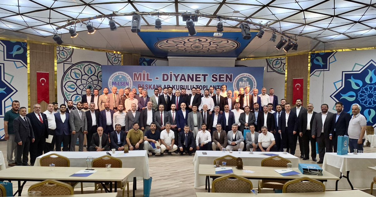 celaleddin_gul's tweet photo. GENEL BAŞKAN CELALEDDİN GÜL: “ARTIK ALTERNATİF VAR, ŞİMDİ SIRA YETKİDE”

22-23-24 Eylül 2026 tarihlerinde Nevşehir’in Kozaklı ilçesinde gerçekleştirilen Mil-Diyanet Sen Başkanlar Kurulu toplantısında teşkilat mensuplarına hitap eden Genel Başkan Celaleddin Gül, sendikamızın bugüne kadar ortaya koyduğu mücadeleyi, Diyanet çalışanlarına yönelik çalışmalarını ve önümüzdeki döneme ilişkin hedeflerini değerlendirdi.

📌 SAHADA OLAN, PERSONELİN SESİ OLAN SENDİKACILIK
Konuşmasında sendikacılığın yalnızca üye sayısından ibaret olmadığını vurgulayan Genel Başkan Gül; personelin sorunlarını yerinde dinleyen, talepleri tespit ederek Diyanet İşleri Başkanlığına taşıyan ve sonuç alıncaya kadar takip eden bir anlayış ortaya koyduklarını ifade etti. Personel haklarından MBSTS mağduriyetlerine, nakil ve atama süreçlerinden ek gösterge taleplerine, vekil personelin sorunlarından Diyanet Akademisi çalışanlarının meselelerine kadar farklı unvan ve görev gruplarının taleplerinin gündeme taşındığını belirtti.

🛡️ DİYANET ÇALIŞANININ ONURU, DİYANET’İN İTİBARI
Gül, din görevlilerinin hakaret, tehdit, mobbing ve fiziki saldırılar karşısında yalnız bırakılmaması gerektiğine dikkat çekerek, Mil-Diyanet Sen’in bu tür durumlarda hukuki ve idari süreçlerin takipçisi olduğunu vurguladı. Diyanet İşleri Başkanlığının kurumsal itibarının korunması, din hizmetlerinin sağlıklı şekilde yürütülmesi ve din görevlilerinin görevlerini herhangi bir baskı altında kalmadan yerine getirebilmesi için yürütülen çalışmaların önemine değindi.

❤️ “ÖNCE AHLAK VE MANEVİYAT”: SADECE SENDİKACILIK DEĞİL, TOPLUMSAL SORUMLULUK
Konuşmanın önemli başlıklarından biri de Mil-Diyanet Sen’in “Önce Ahlak ve Maneviyat” anlayışı oldu. Aile, gençlik, çocukların korunması ve toplumun manevi geleceğine ilişkin meselelerin yalnızca kurumların değil, sivil toplum kuruluşlarının da sorumluluk alanında bulunduğunu belirten Gül; sendikanın bu alanda ortaya koyduğu projeleri, kamuoyu çalışmalarını ve çözüm önerilerini değerlendirdi. “Manevi ve Ahlaki Kalkınma Yasası”, okullarda ahlak ve maneviyat eğitimine yönelik öneriler ve toplumsal değerlerin korunmasına ilişkin çalışmaların, sendikanın yalnızca sorunları dile getiren değil, çözüm önerileri ortaya koyan bir anlayış taşıdığını ifade etti.

🎯 YENİ DÖNEM HEDEFİ: ÜÇÜNCÜLÜKTEN YETKİYE
Genel Başkan Gül, konuşmasının son bölümünde ise doğrudan teşkilata yönelik hedef ve beklentilerini sıralayarak, 2026 yılında Diyanet teşkilatının üçüncü büyük sendikası olma konumunu muhafaza eden Mil-Diyanet Sen’in bundan sonraki hedefinin teşkilat yapısını daha da güçlendirmek ve yetki hedefine yürümek olduğunu belirtti. Bu hedefin gerçekleşmesinde il ve ilçe başkanlarının sahadaki çalışmalarının belirleyici olduğunu vurgulayan Gül; her ilde personelle daha güçlü iletişim kurulması, sorunların yerinde tespit edilmesi, düzenli saha faaliyetleri yürütülmesi ve sendikanın çözüm üreten yönünün daha görünür hale getirilmesi çağrısında bulundu.

“Artık Alternatif Var” diyerek çıktığımız yolda, şimdi hedefimiz daha güçlü teşkilat, daha güçlü temsil ve daha güçlü sendikacılıktır.

🤝 Birlikte büyüyor, birlikte güçleniyor, birlikte yetkiye yürüyoruz.

Mil-Diyanet Sen
Genel Merkezi
#diyanet