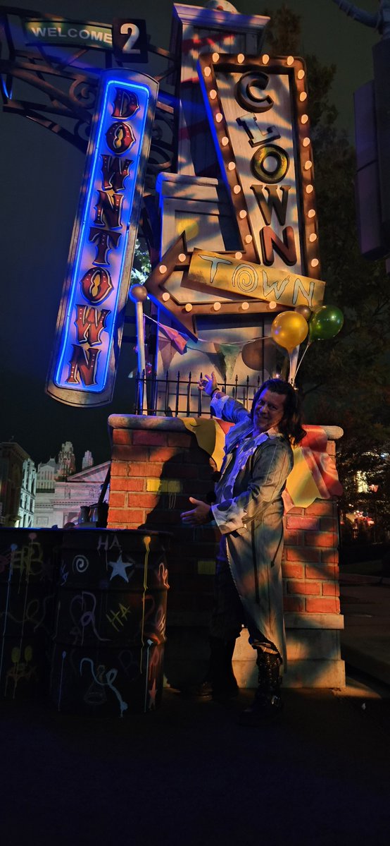 MonstrumDivina's tweet photo. My Dad WORKED hard to create this Black &amp; White, hand drawn comic style, Jack Inspired outfit to wear to HHN. It was a hit! TMs and guests loved it and alot of extra love and interactions from scareactors! Thank you scareactors! 🫶🥹 #HHN35 #horrordad #universalorlando https://t.co/Ns0kaVofUn