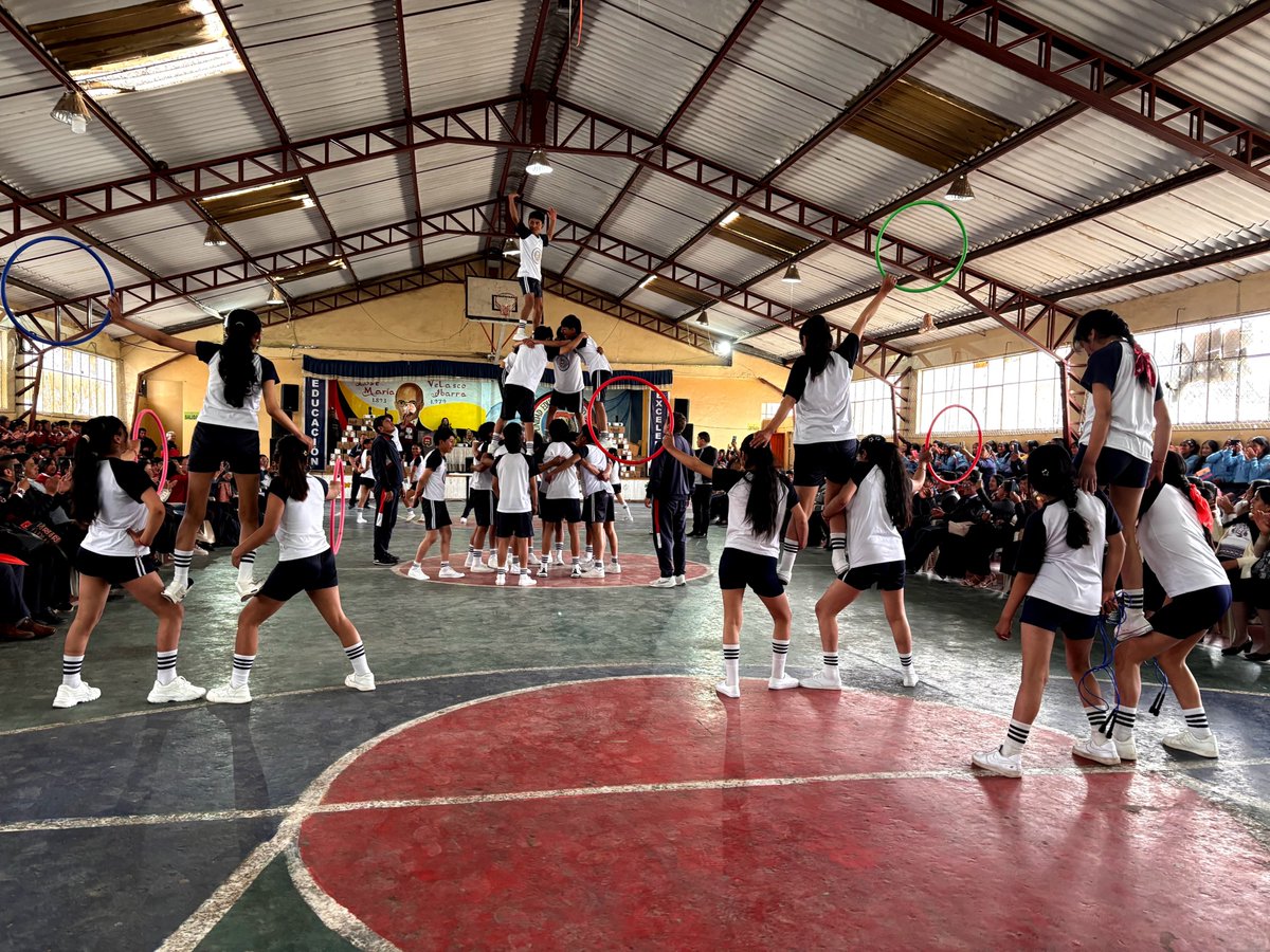 EducacionZ3_Ec's tweet photo. 💻🏀 El Gobierno Nacional fortalece la educación y el desarrollo integral de nuestros docentes y estudiantes con la entrega de kits de equipamiento tecnológico e implementos deportivos a las unidades educativas del cantón Guamote. https://t.co/yUVZdYQ2t6