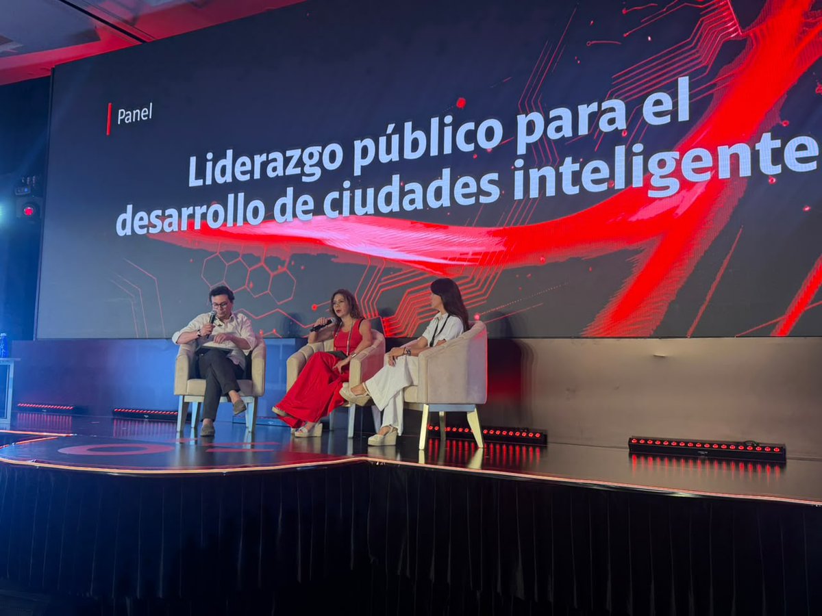 ConsejeriaTIC's tweet photo. 🤝 ¡@Bogota y @ClaroColombia se unen por la formación digital! 

En el #ClaroTechSummit2026, la Consejera TIC @diancelm anunció una alianza estratégica que permitirá a miles de bogotanos acceder a contenidos gratuitos e ilimitados en habilidades digitales y STEAM, cerrando brechas y generando oportunidades de empleabilidad.