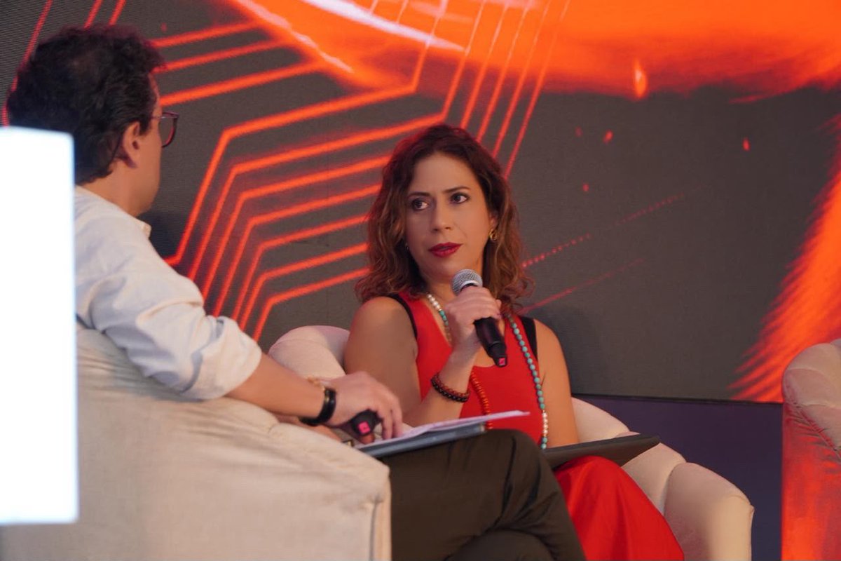 ConsejeriaTIC's tweet photo. 💬 “Creemos en alianzas público-privadas que generen impacto real en las calles. Con Claro llevaremos formación digital a miles de ciudadanos para que la tecnología sea una herramienta de bienestar y desarrollo” — @Diancelm, Consejera TIC de @Bogota. https://t.co/FiYnZO6BN4