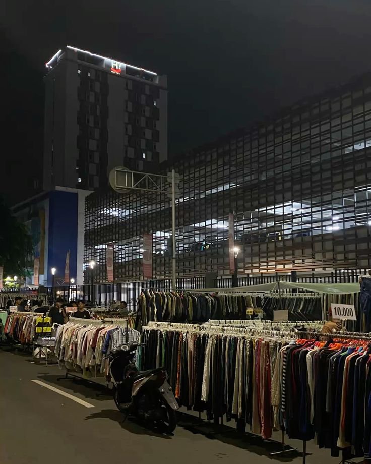 juwimerah's tweet photo. ㅤ
ㅤ⟟ 𝙋𝙖𝙨𝙖𝙧 𝙎𝙚𝙣𝙚𝙣 
ㅤ   𝙎𝙚𝙣𝙚𝙣, 𝙅𝙖𝙠𝙖𝙧𝙩𝙖 𝙋𝙪𝙨𝙖𝙩.
  ㅤ 𝟮𝟯:𝟰𝟬 — 𝟮𝟱- 𝟬𝟵 - 𝟮𝟬𝟮𝟲.
Sajen sebelum berangkat ke negeri orang. Kurang afdol kayaknya kalo pergi jauh gak belanja dulu, walaupun gak ada fungsinya juga.
ㅤ https://t.co/HOCoHYTPnr
