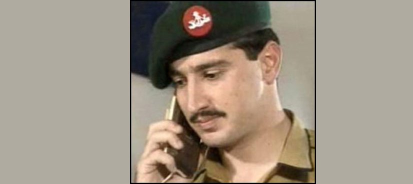 JattBoldaa's tweet photo. سر 60 ہزار اہلکار اسلام آباد میں ویلے روٹیاں توڑ رہے ہیں. 30 ہزار اہلکار اٹک پُل پہ بے یارومددگار پڑے ہوئے ہیں . پشاور موٹروے بند کر دی ہے. پورے اسلام آباد میں کنٹینر ہی کنٹینرہیں. بڑی سڑکیں کھودی ہوئی ہیں اور پُلوں پہ کیل ویلڈ کر دئے ہیں.  اب انہوں نے لانگ مارچ ایک ہفتہ آگے کر دیا ہے. سر یہ چِیٹنگ ہے.